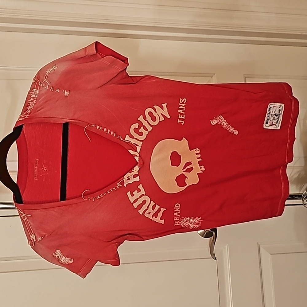 Woman's True Religion T-shirt size L, faded red